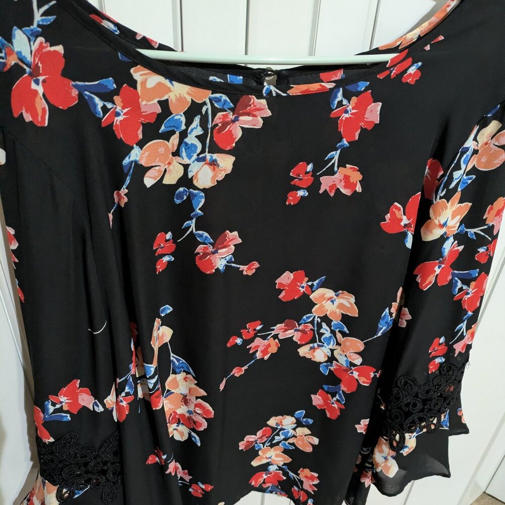 ~NWOT Beautiful Women's blouse.